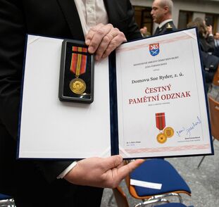 Čestný paměstní odznak za válečné veterány v Sue Ryder (2)