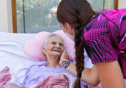 Ať můžou další staří lidé odejít tak, jako babička Maruška