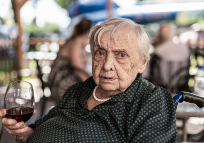 Paní Vlasta (97 let): "Každý z nás tady svádí bitvy."