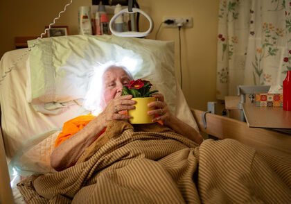 Postel a starý člověk