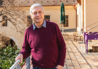 MUDr. Petr Herle: 47 let zkušeností praktického lékaře dnes dává těm nejkřehčím seniorům v Sue Ryder