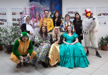 Princezny, koník i žába v masopustním průvodu Sue Ryder 