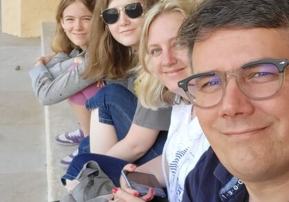 Přidejte se ke Karlovi a vytáhněte Sue Ryder nahoru. Doslova!