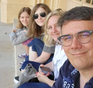 Přidejte se ke Karlovi a vytáhněte Sue Ryder nahoru. Doslova!