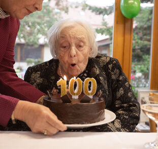 100 let paní Vlasta Šišková Radka Kulhánková (49)