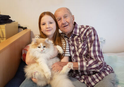 Adélka pomáhá s felinoterapií v Sue Ryder