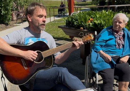 Honza a klienti Sue Ryder volají dárce písní Čekám na signál