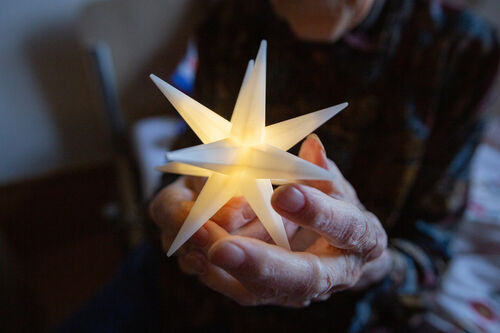 Vánoční kampaň Sue Ryder 2025 Radka Kulhánková (4) Vánoční kampaň Sue Ryder 2025 Radka Kulhánková (4)